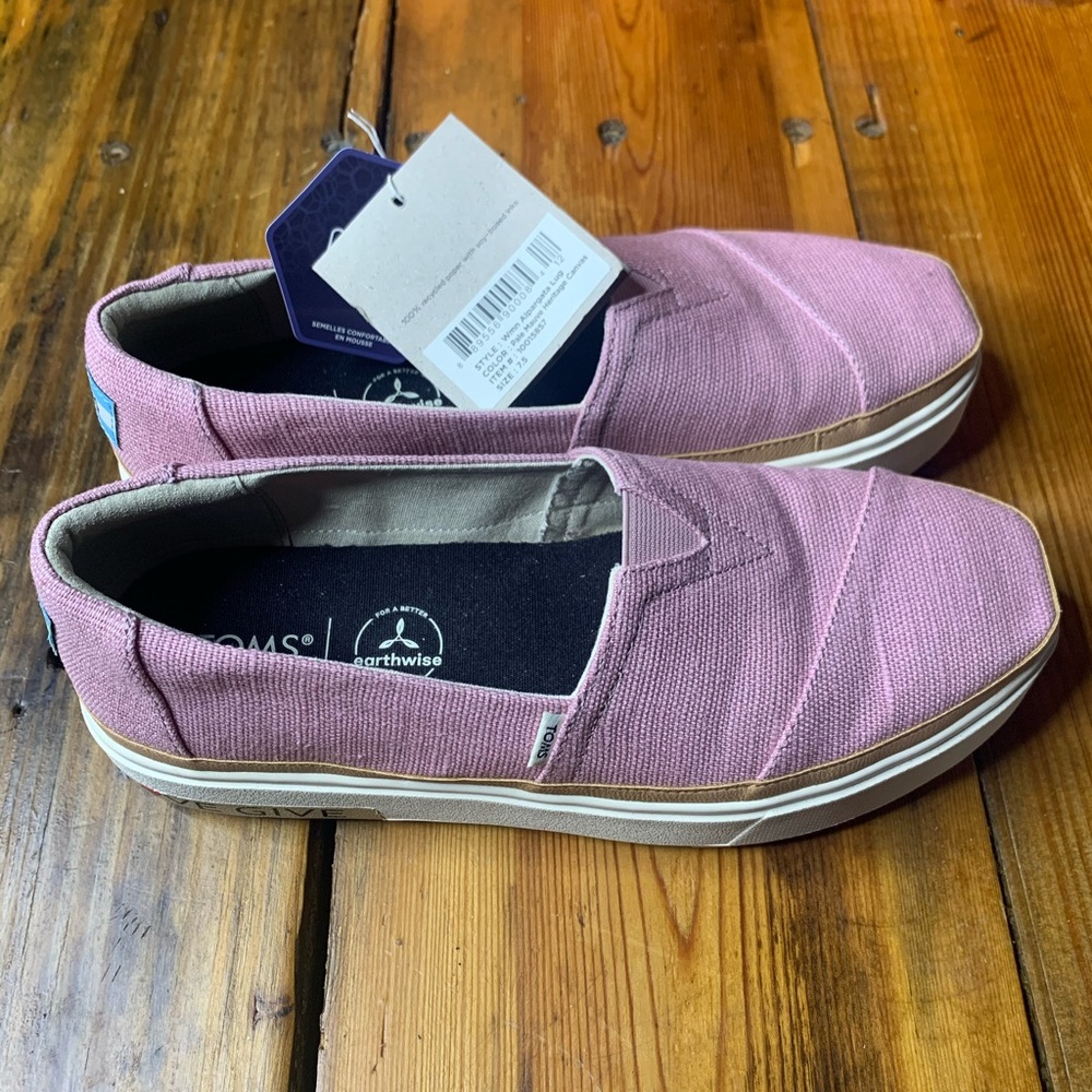 NWT Toms